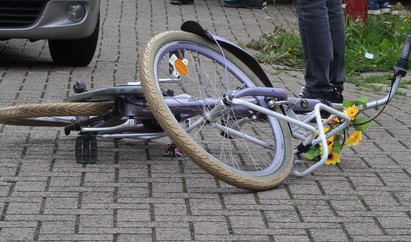 De fietser is overgebracht naar het ziekenhuis. 