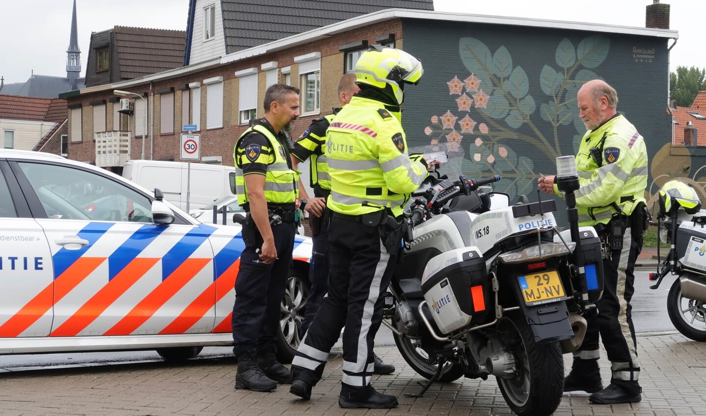 De scooterrijder is naar het ziekenhuis gebracht. 