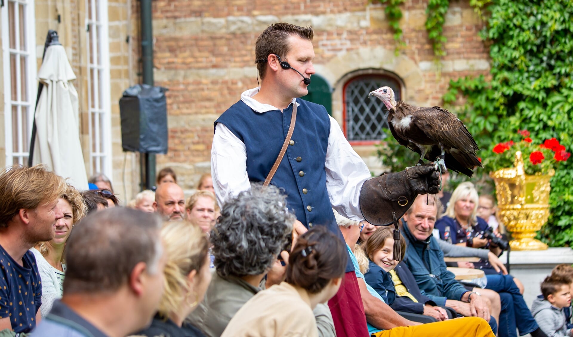 De bezoekers keken hun ogen uit tijdens de middeleeuwse vogelshow. 
