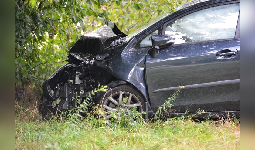 Beide auto's liepen veel schade op.