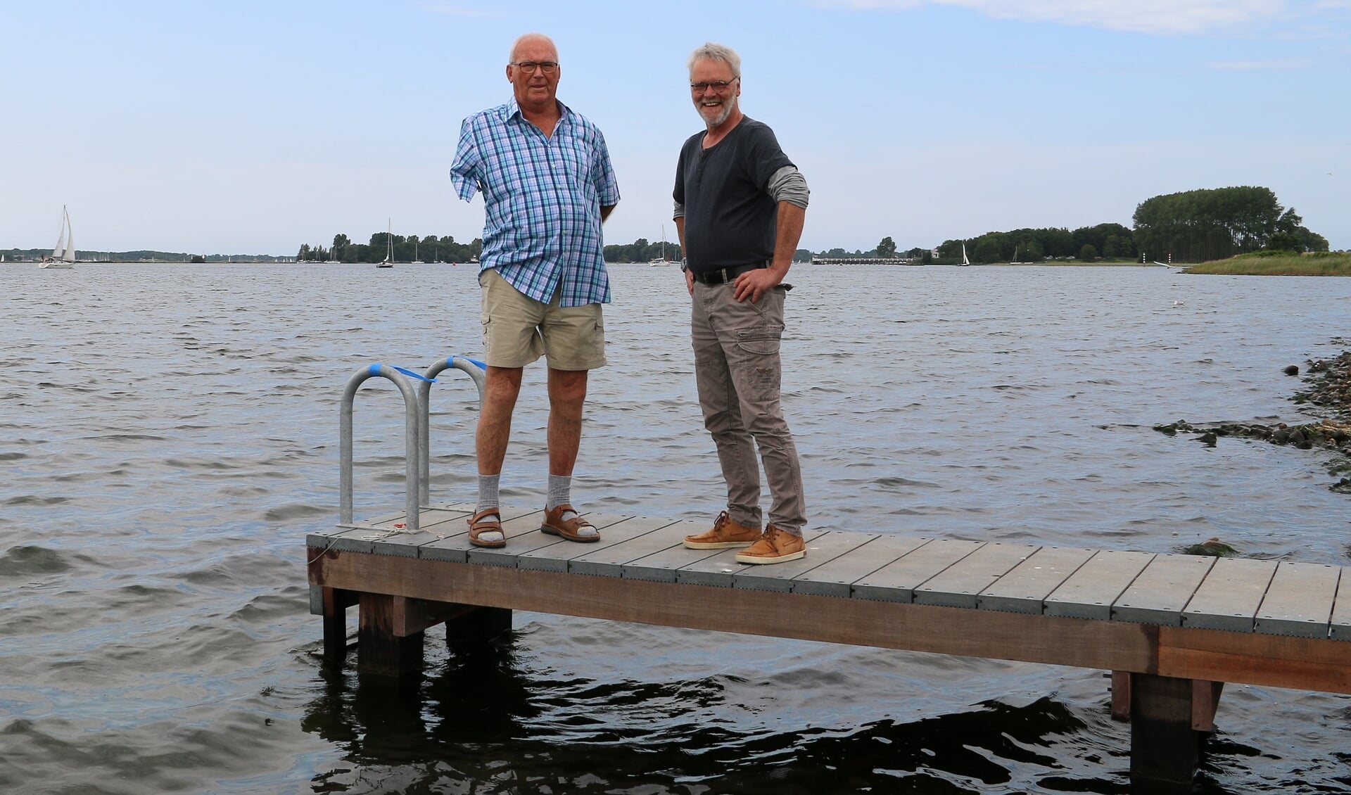 Initiatiefnemer Leen de Visser en wethouder Pim Schenkelaars op een van de nieuwe zwemsteigers.