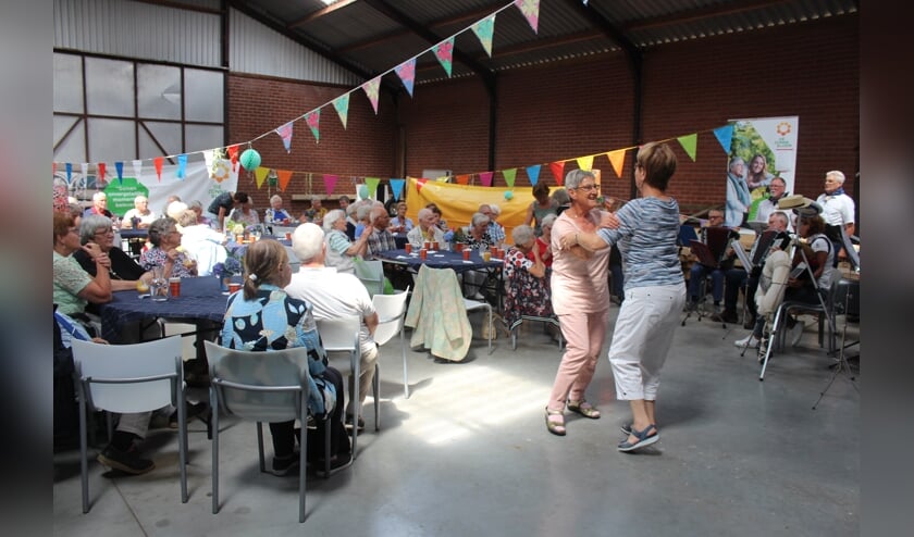 Gezelligheid tijdens de picknick van de Zonnebloem in Ossendrecht.