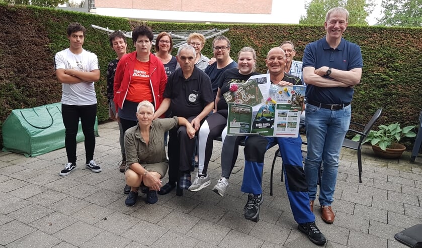 De groep SOVAK bewoners met begeleiders die naar de Beekse Bergen gaan.
