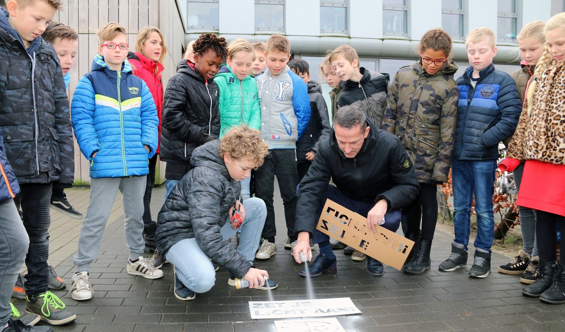 Eerder hield het ROVZ al een fietsverlichtingscampagne op scholen, zoals hier met de Kapelse kinderburgemeester Hessel en wethouder Jon Herselman.