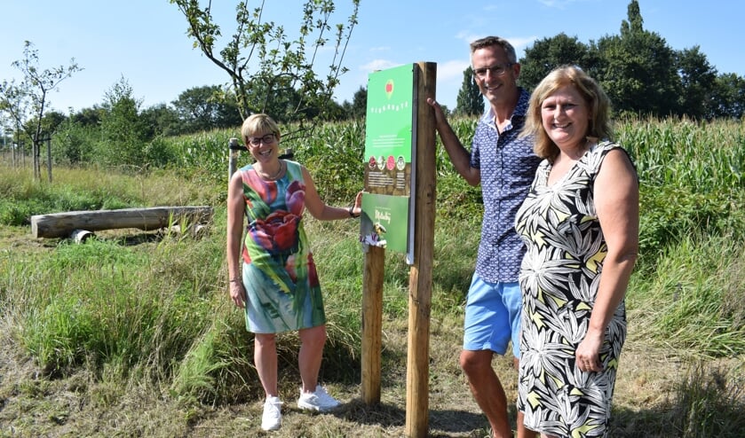Burgemeester Miranda de Vries, Peter Bluemink en Annie Roovers openden onlangs de pluktuin.