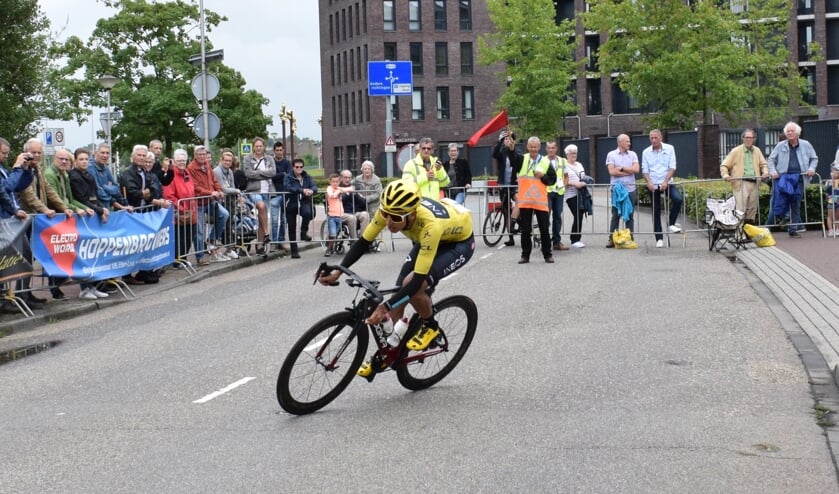Egan Bernal in de Etten-Leurse bocht. FOTO STELLA MARIJNISSEN
