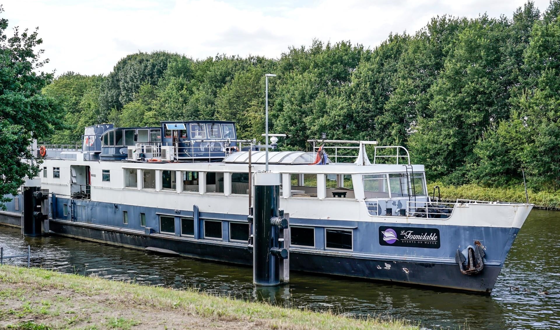 De partyboot voor de sluis in Oosterhout. 