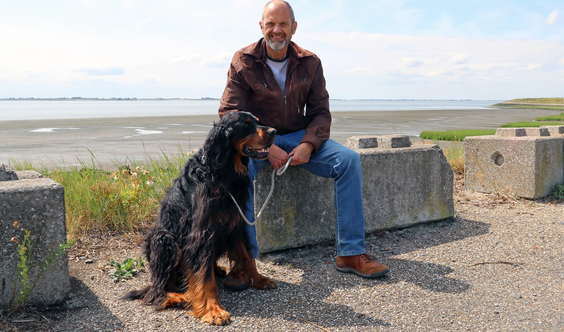 Peter Koeman wandelt met zijn hond Balou graag op het strand bij Waarde.