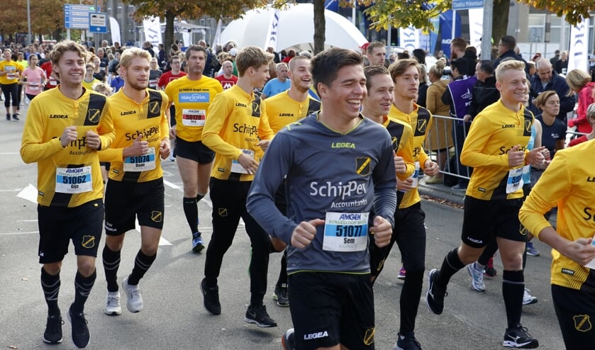 NAC-jeugdspelers tijdens de Singelloop van 2018.
