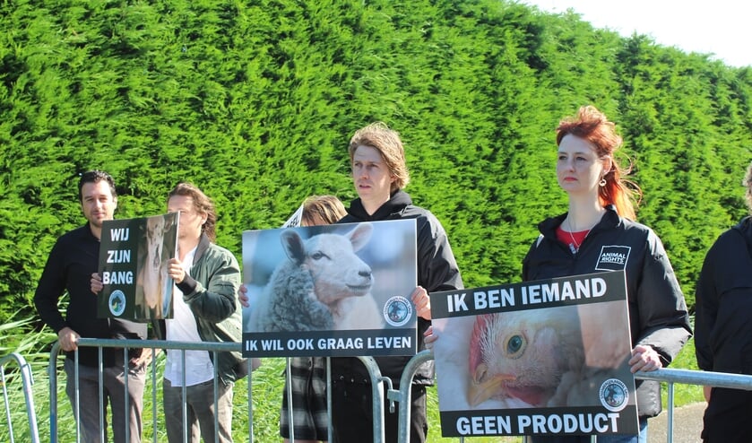 Demonstranten van The Save Movement staan rustig met borden bij Slachterij Vugts in Steenbergen.