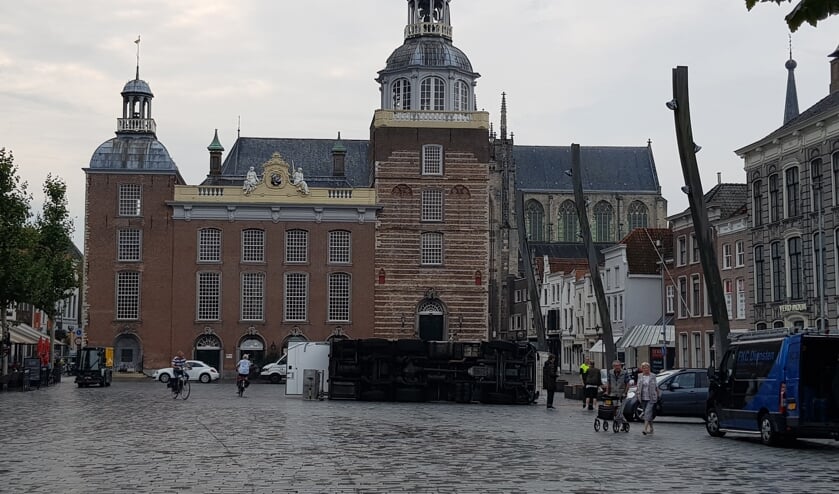 Berging van gekantelde biertruck op Grote Markt is begonnen 