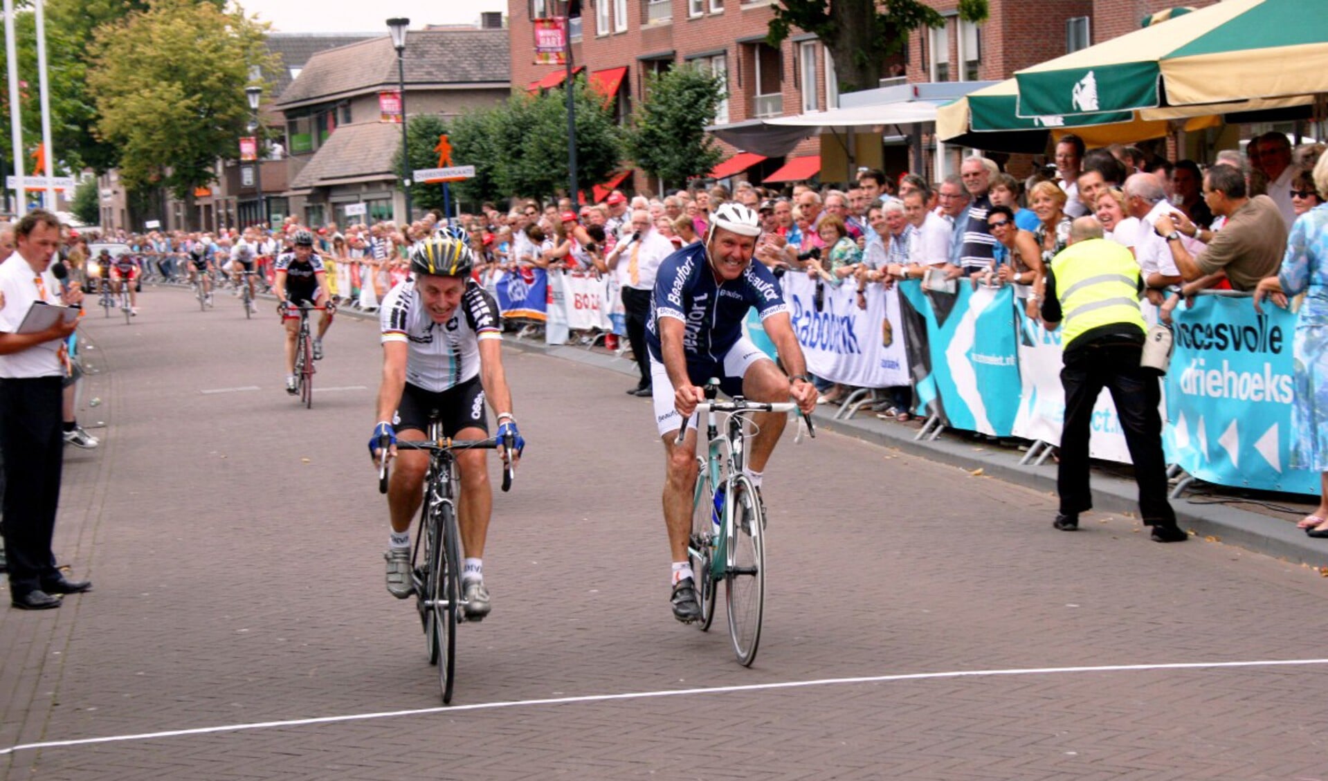 Joop Zoetemelk (links) behoorde al eens eerder tot de oud-profs in Etten-Leur. Hier verslaat hij met een banddikte in de sprint Roger de Vlaeminck.