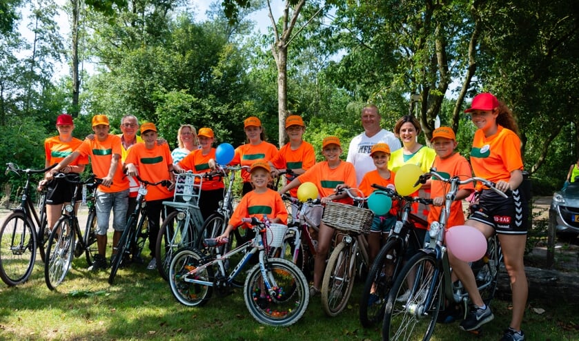 De eerste ploeg arriveert bij het rustpunt aan de Takspui in Roosendaal.