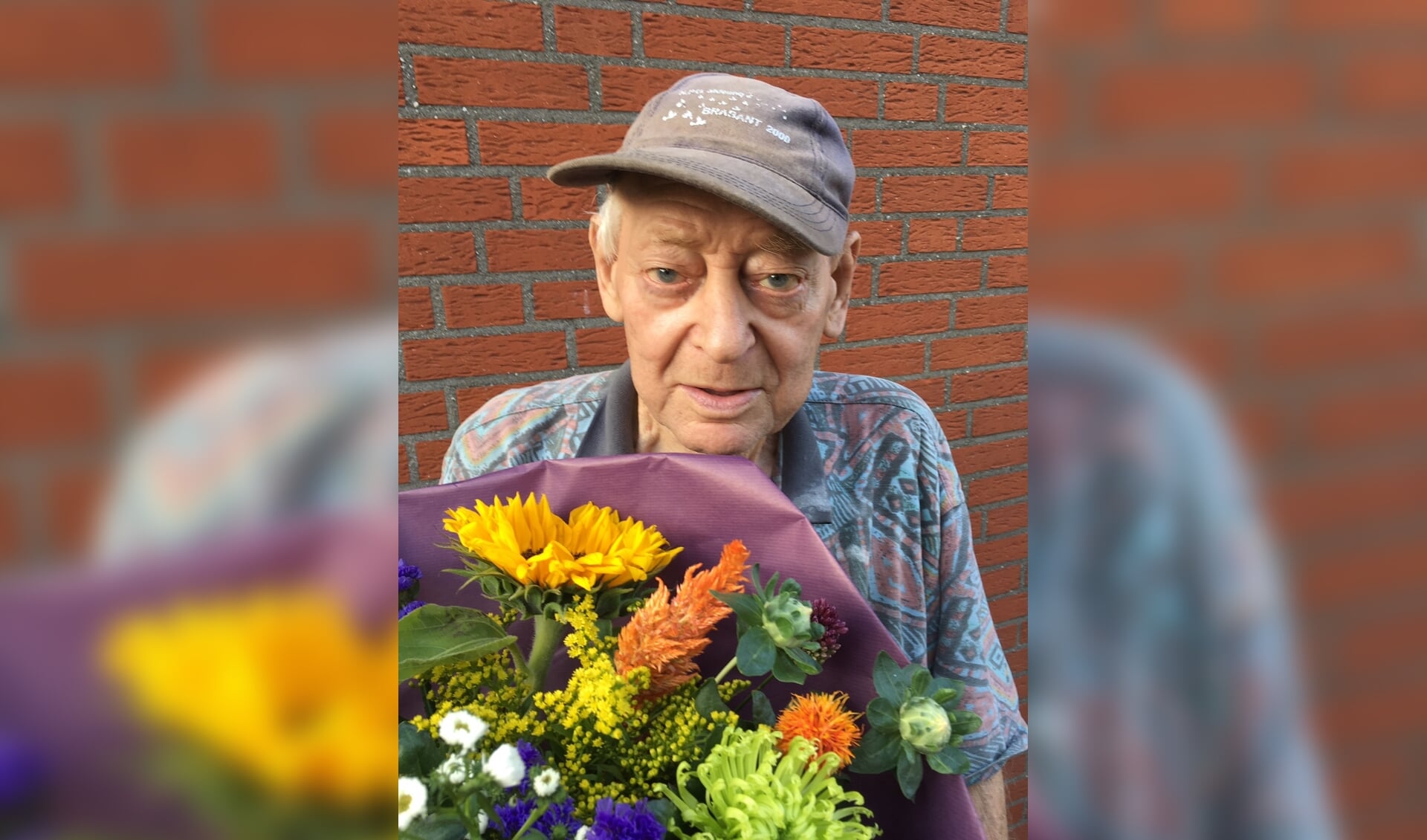 Leo Jansen krijgt de bloemen voor 60 jarig jubileum