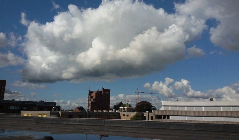 Stapelwolken en zon. Lokaal kan er een bui vallen.
