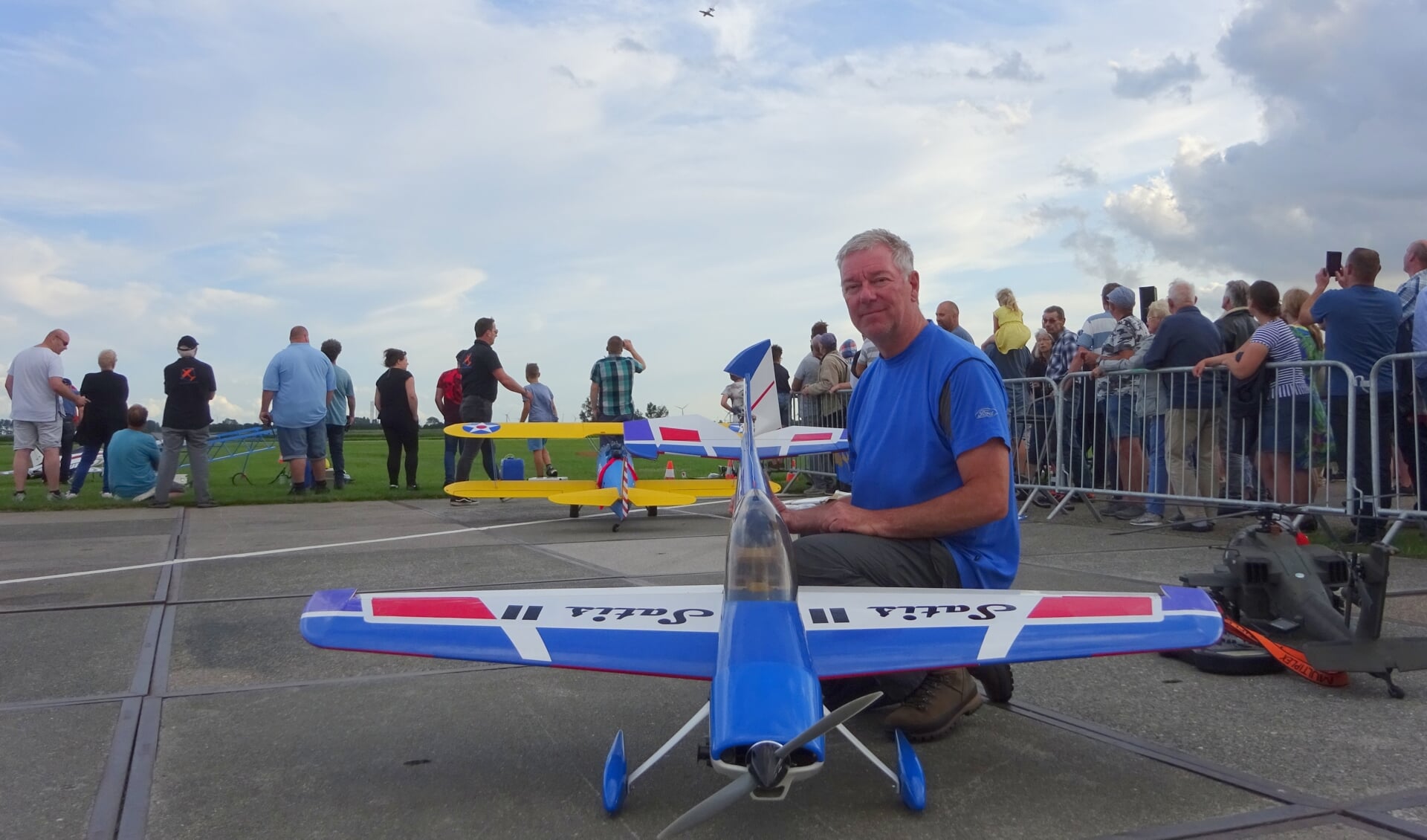 Nico van Kooten met zijn zelfgebouwde modelvliegtuig. FOTO MARIELJA TEN BRUGGENCATE