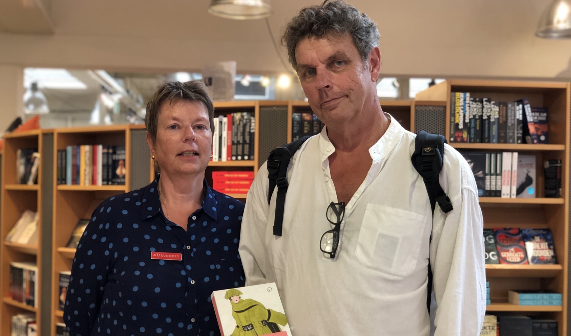 Auteur Frank Bokern en Monique Eskens, die het boek inkocht voor De Drvkkery.