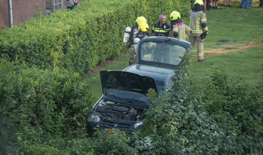 De auto vloog na de crash in brand.