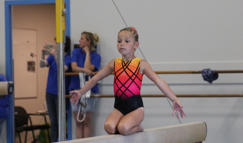 Eén van de jonge talenten in actie op de balk. FOTO PETER HAAST
