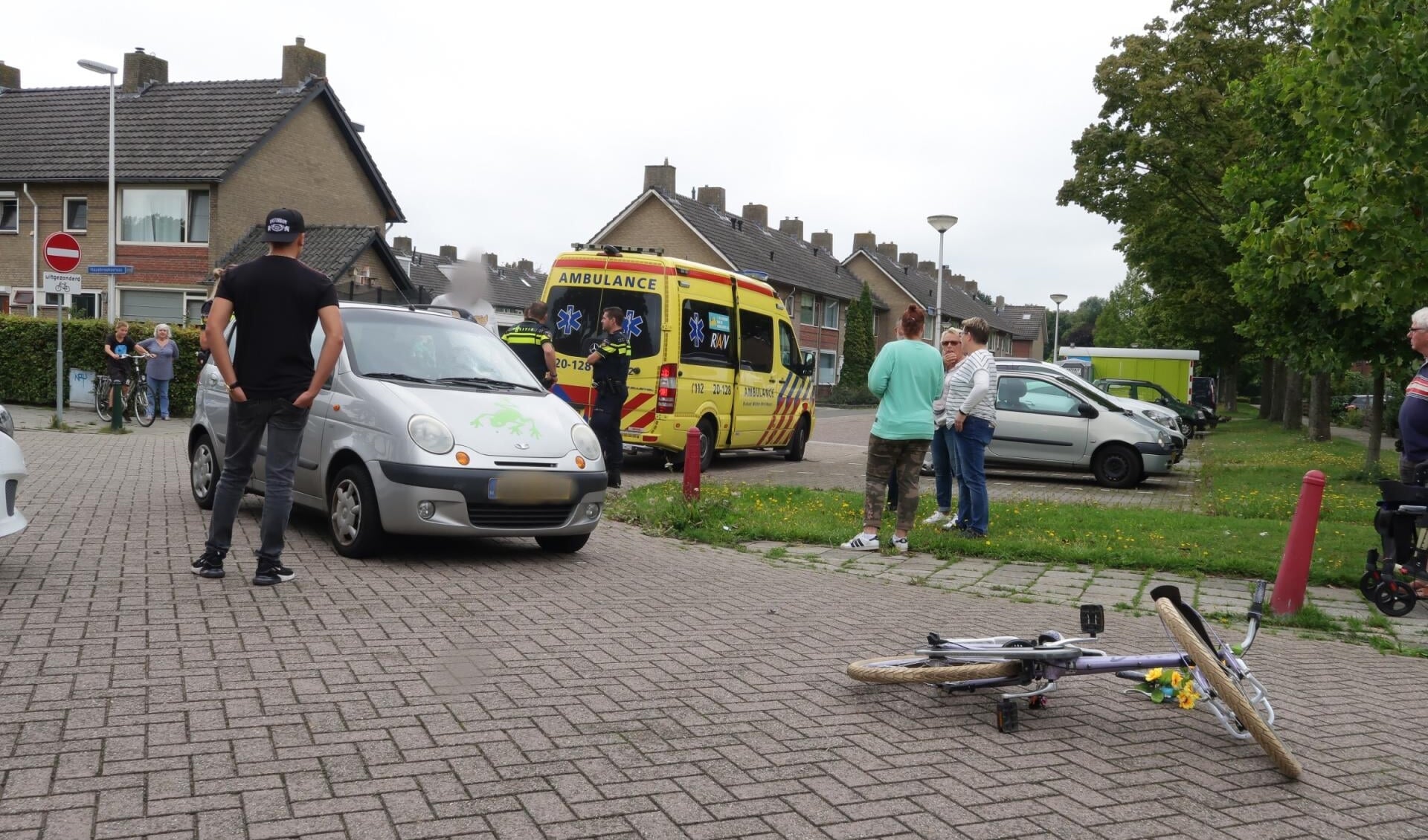 De fietser is overgebracht naar het ziekenhuis. 