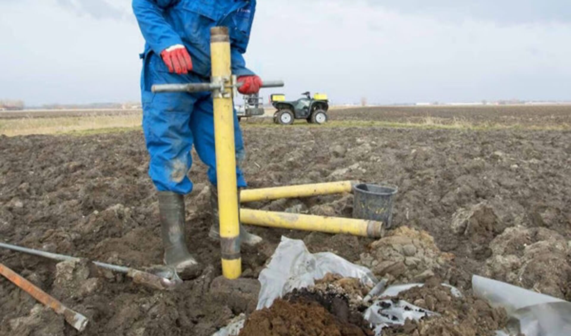 Voor de aanleg van de hoogspanningslijn is bodemonderzoek nodig. 