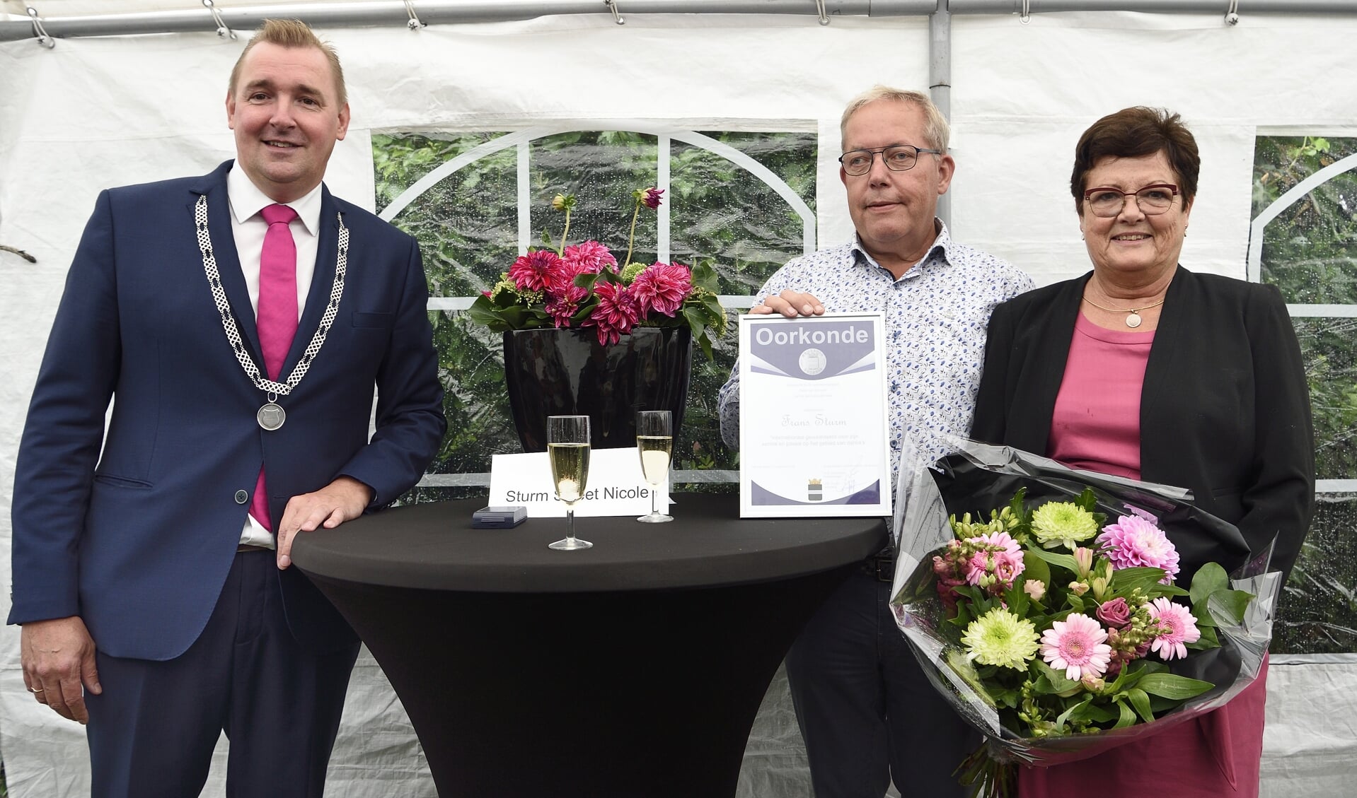 Frans Sturm met zijn partner Nicole en burgemeester Gerben Dijksterhuis en zijn nieuwe dahliasoort: de Sturm Sweet Nicole. 