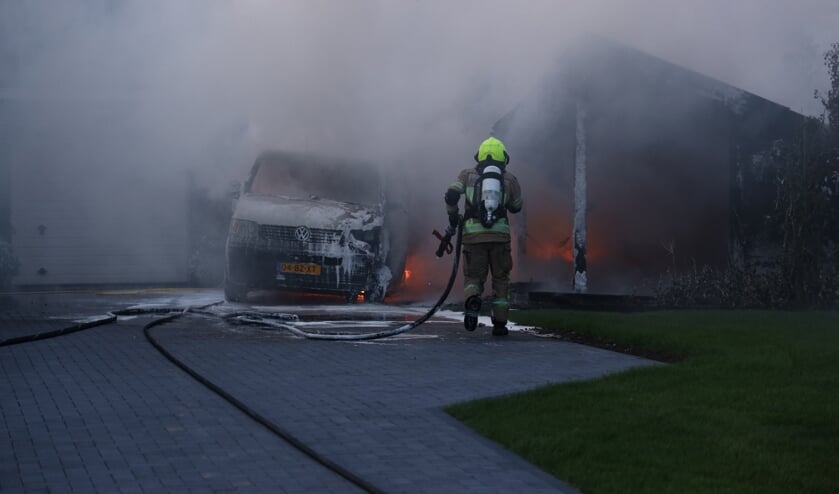 Brandweer blust voertuig- en schuurbrand in Kruiningen