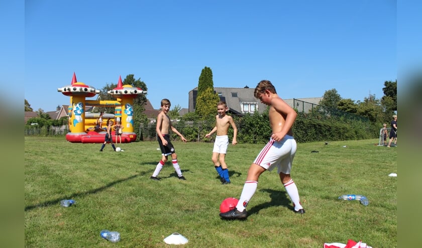 Sporten met verkoeling was noodzakelijk op de bloedhete familiedag van VV Steenbergen
