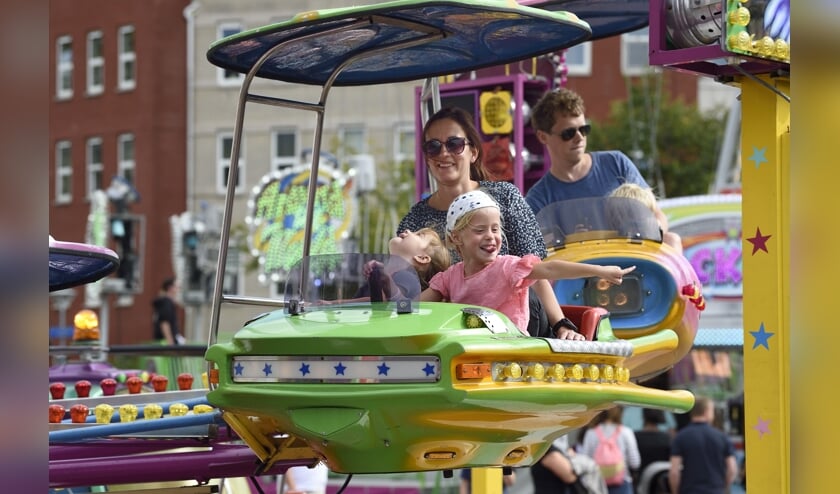 Jong en oud geniet van de kermis.