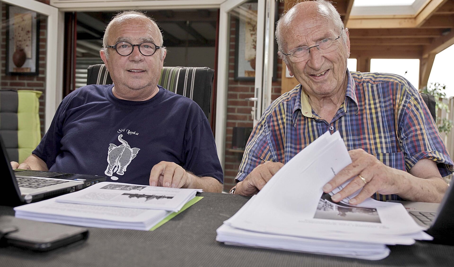 Louis Minnebach en schrijver Jan van Elzakker hebben samen het boek 'Het verdriet van Woensdrecht' gemaakt. FOTO HUMPHREY HEKHUIZEN