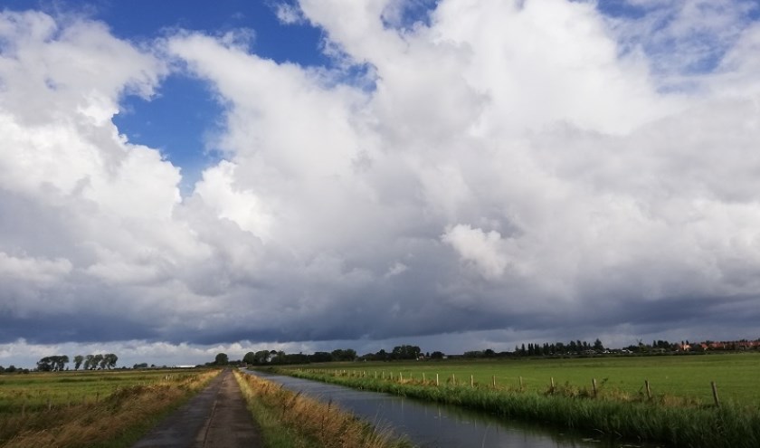 Ruige stapelwolken. Op een verdwaalde lokale bui na is het vandaag droog.