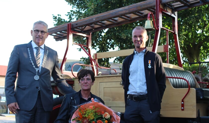 Burgemeester Van den Belt eert brandweerman Jack Jacobs met een lintje op de kazerne in Kruisland.