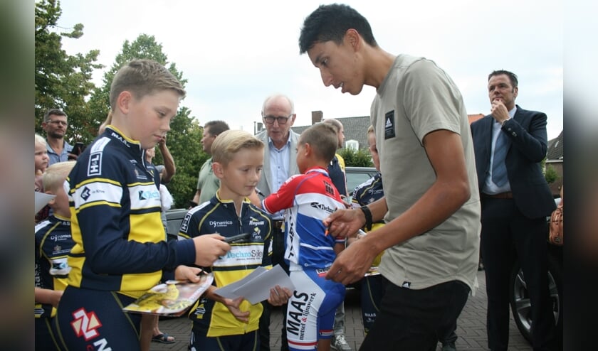 Egan Bernal deelt handtekeningen uit bij aankomst in Etten-Leur.
