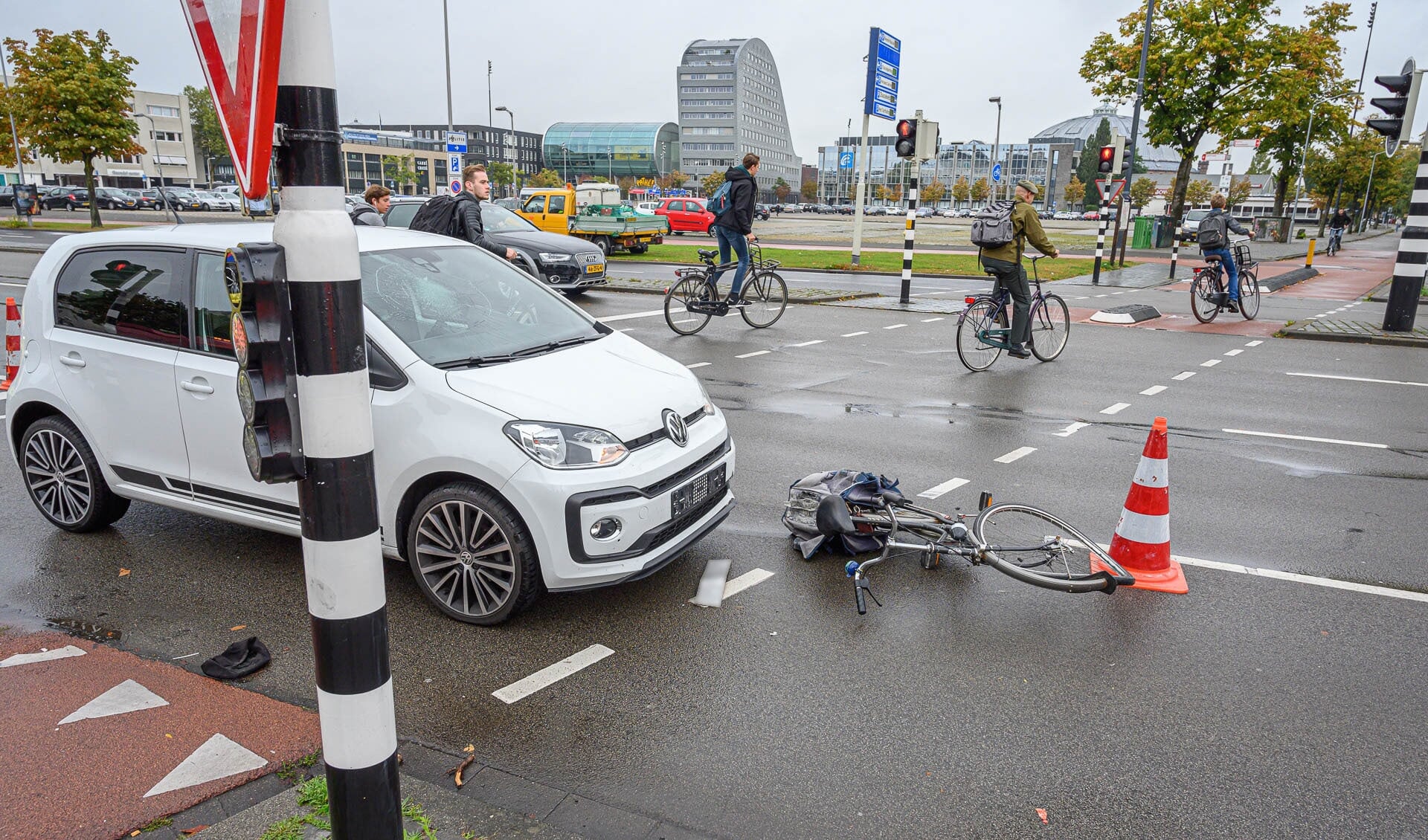 Een fietser raakte gewond bij het ongeval. 