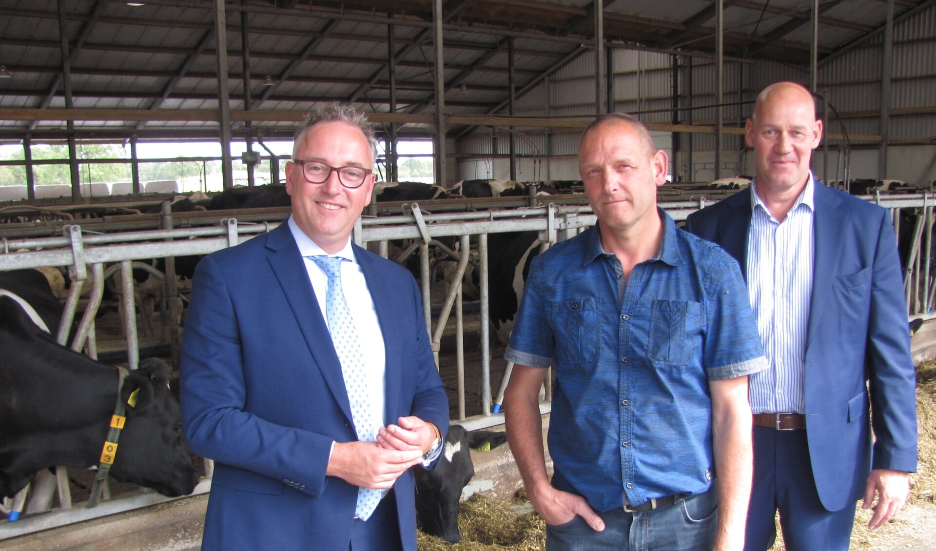 Tevreden gezichten bij v.l.n.r. wethouder Patrick Kok, melkveehouder Will Vermeeren en  Eric Vos van E-fiber. 