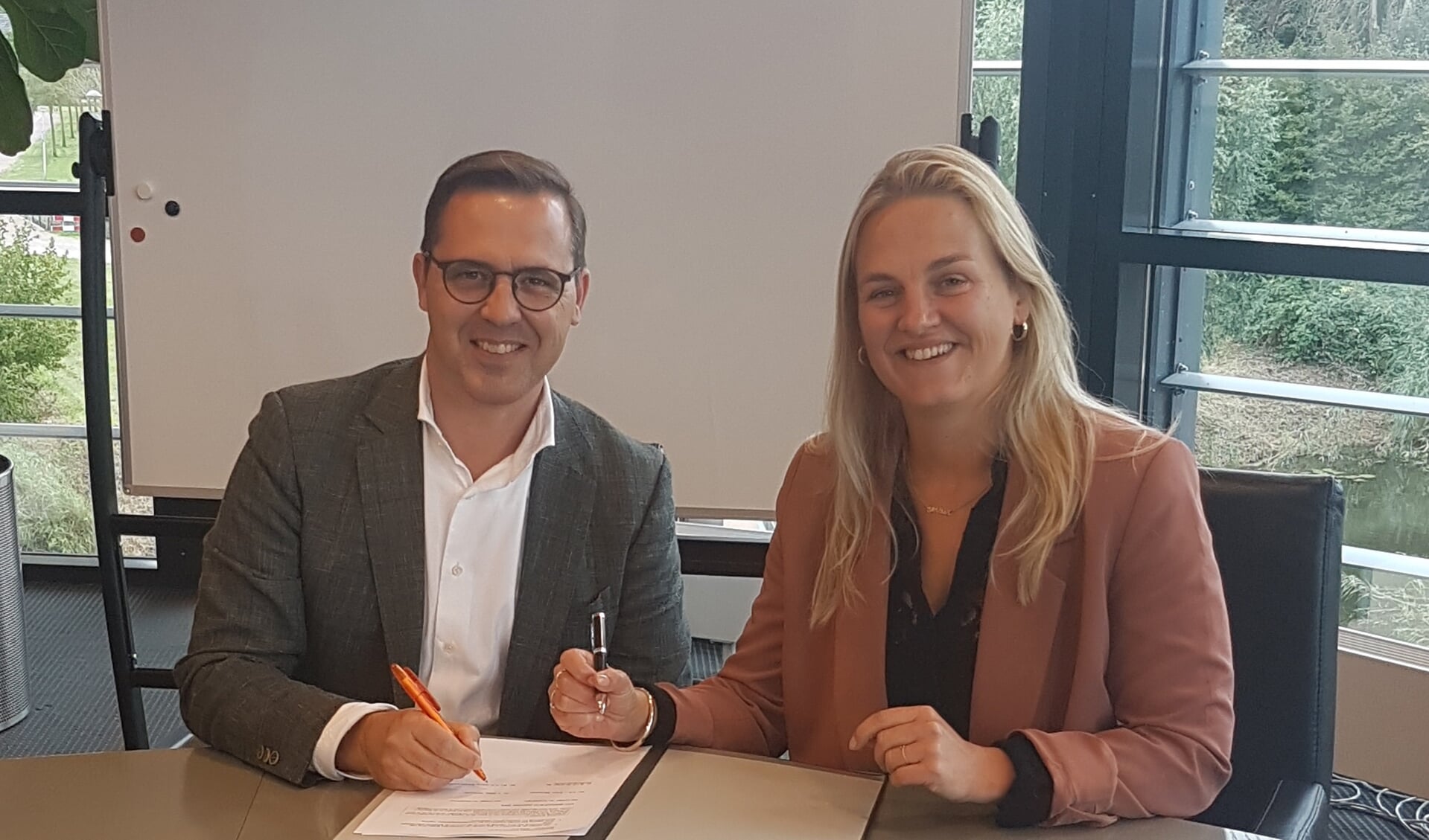 De wethouders Clemens Pina (Gemeente Oosterhout) en Esther Prent (Gemeente Steenbergen) plaatsen hun handtekeningen onder de overeenkomst met Equalit. 