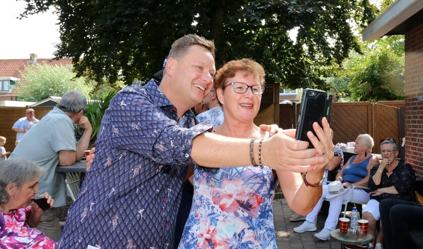Fans Alwin zijn in zijn tuin eventjes de sterren 