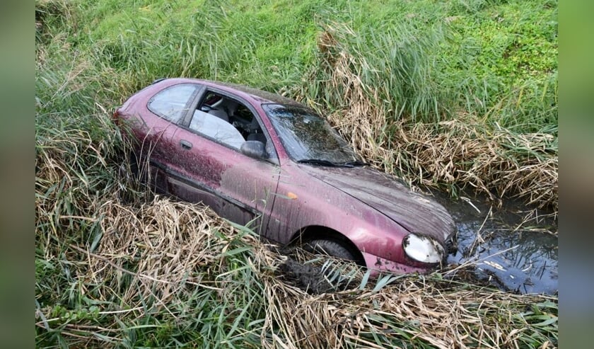 De auto kwam in de sloot terecht.