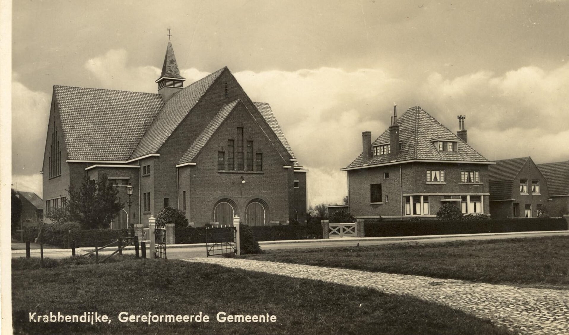 Een oude foto van de kerk van de Gereformeerde Gemeente in Krabbendijke, waar op de orgelzolder de eerste lessen werden gegeven.