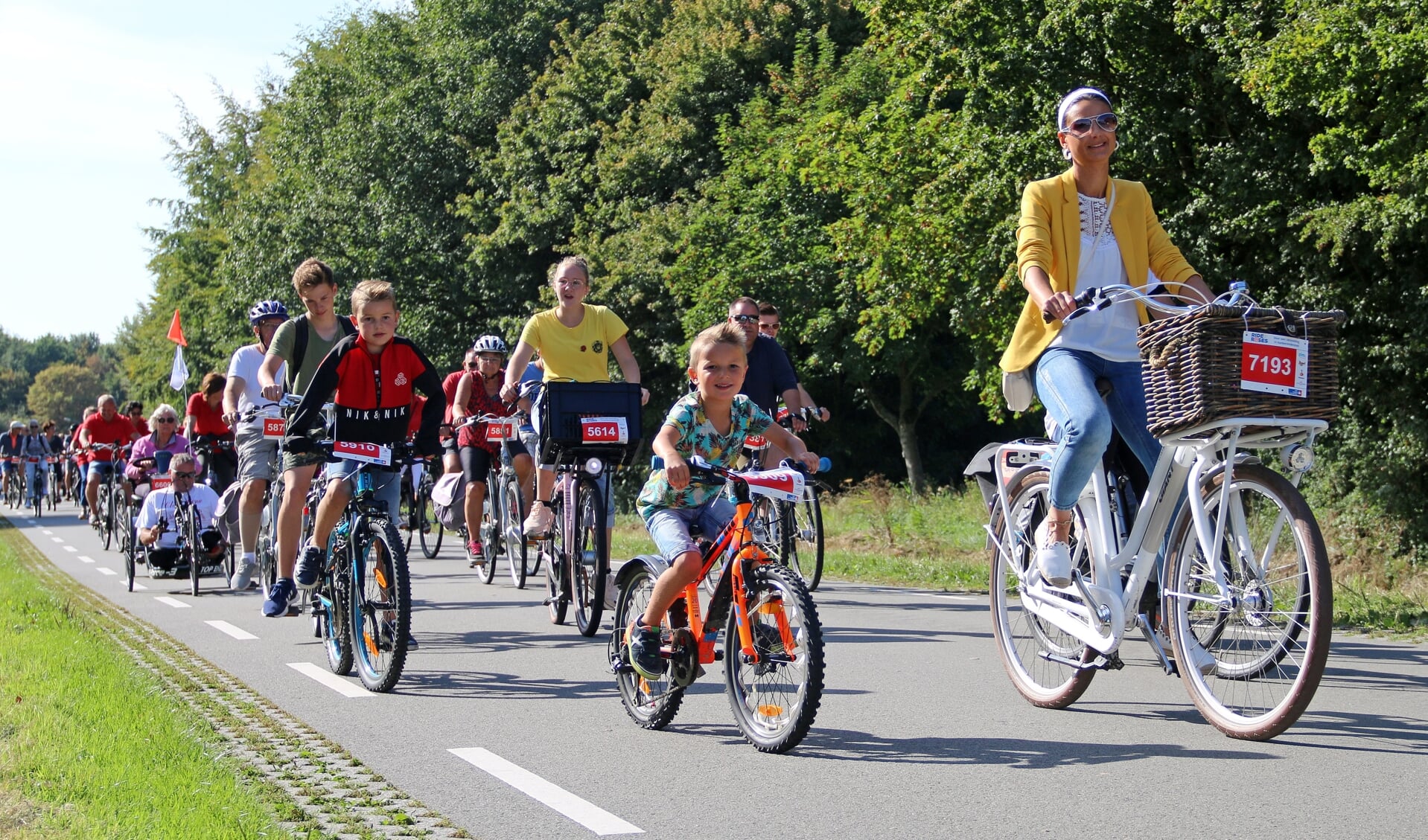 Ook jonge kanjers fietsen mee.