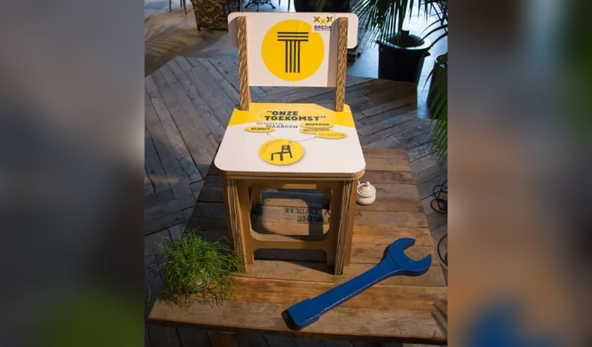 De Toekomststoel is gemaakt van stevig, recyclebaar karton en heeft verschillende kleuren afhankelijk van het thema.