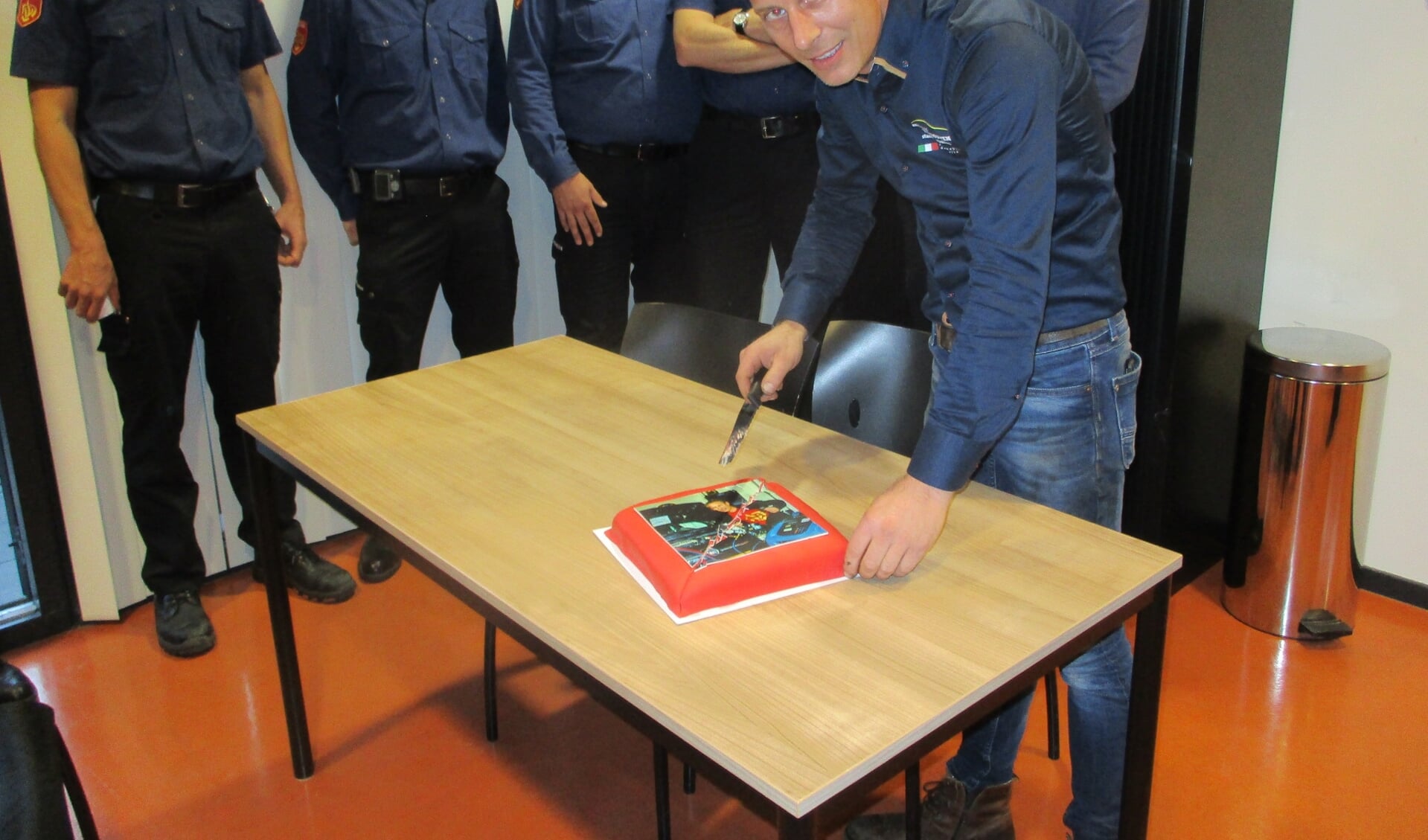 René Verhoeven snijdt de taart aan als opening van de wervingscampagne.