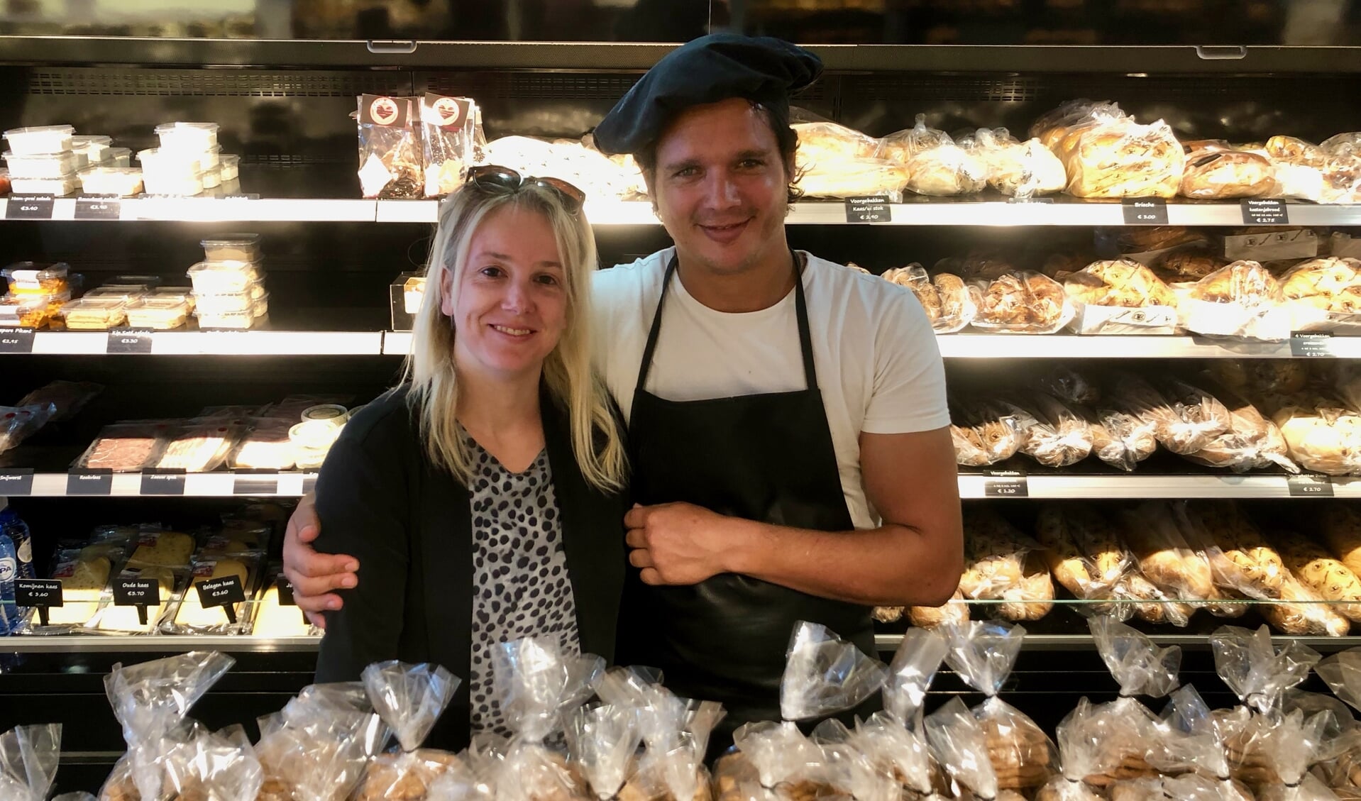 Jan en Sofie Nagelkerke tussen de verse broodproducten in hun vernieuwde bakkerswinkel.