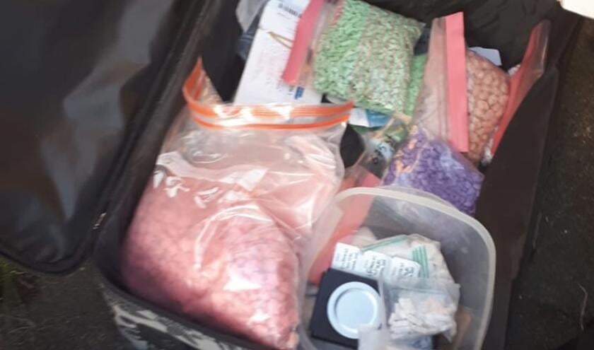Er werden grote hoeveelheden harddrugs en medicijnen aangetroffen.