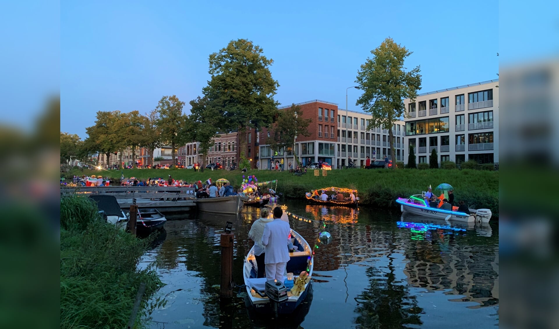De verlichte bootjes zorgden voor een gezellige sfeer in de Bredase Singels. 