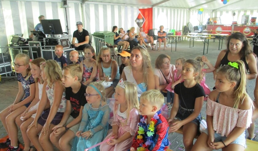 Miss Zomercarnaval tussen de kinderen.