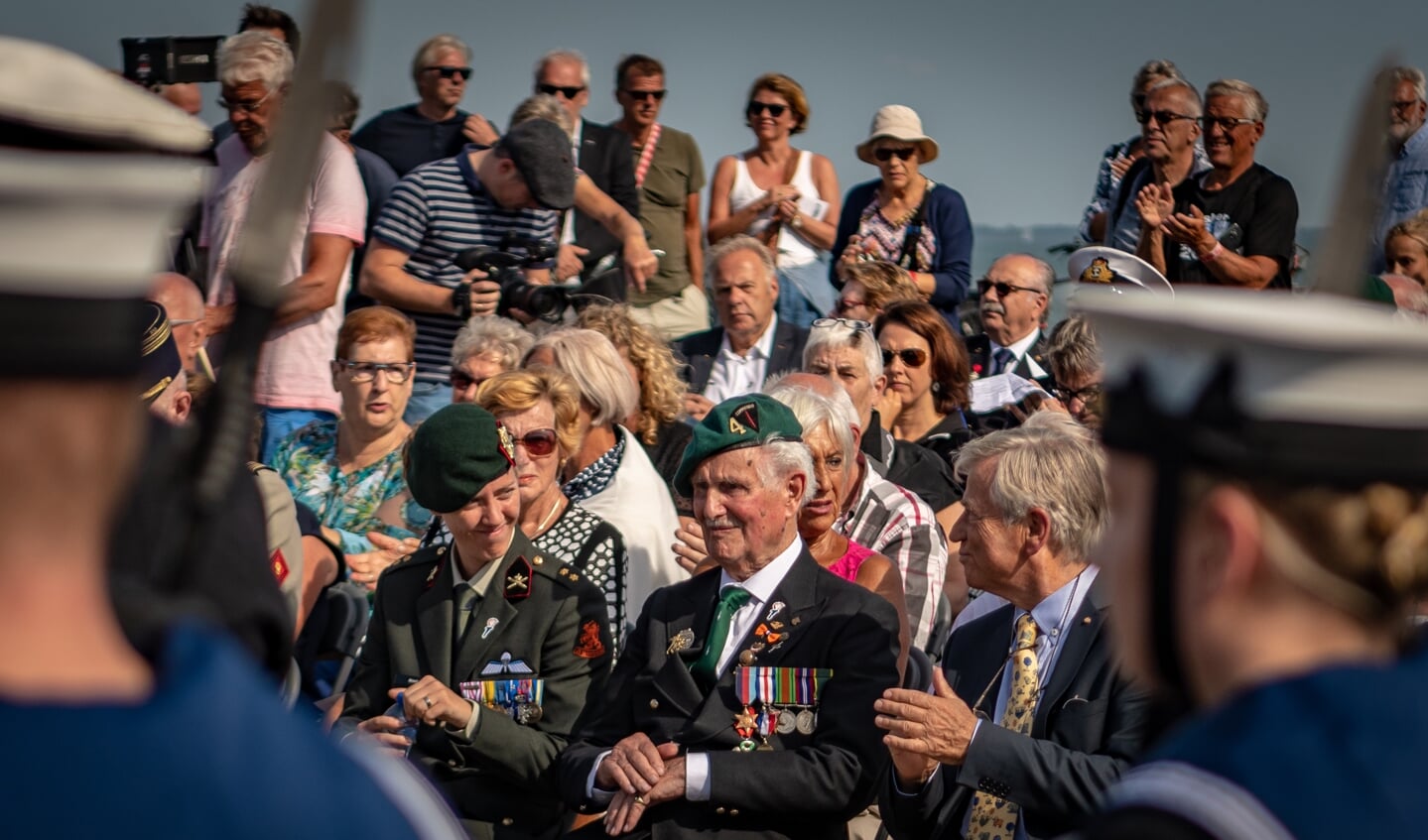 De 97-jarige veteraan Roy Maxwell krijgt applaus bij de onthulling van de Roll of Honour. FOTO JEROEN VAN OPSTAL