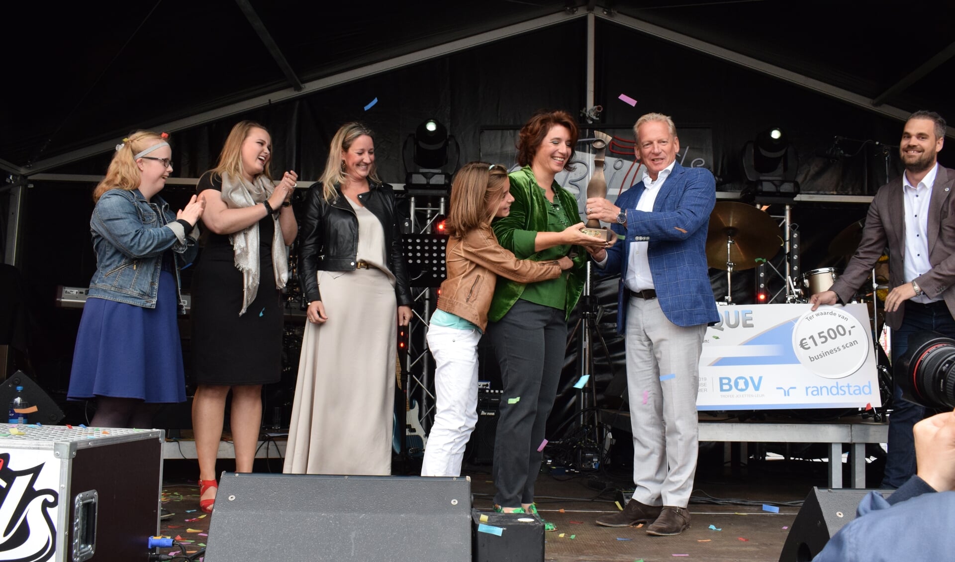 Babice van de Ven, met dochter Fien, van Praxis krijgt de BOV trofee 2019 overhandigd door Edgar Nelemans. 