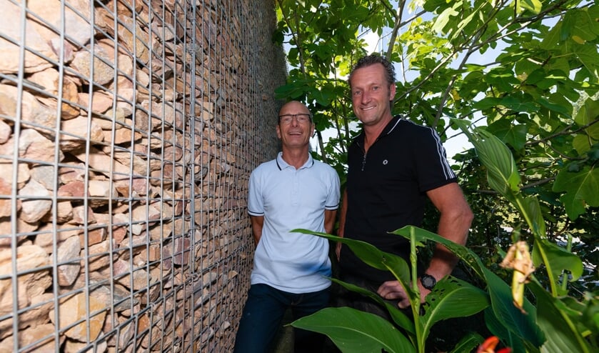 André Verstijlen (l) en Jos Marijnissen bij de omstreden geluidswal aan de Vosdonkseweg.