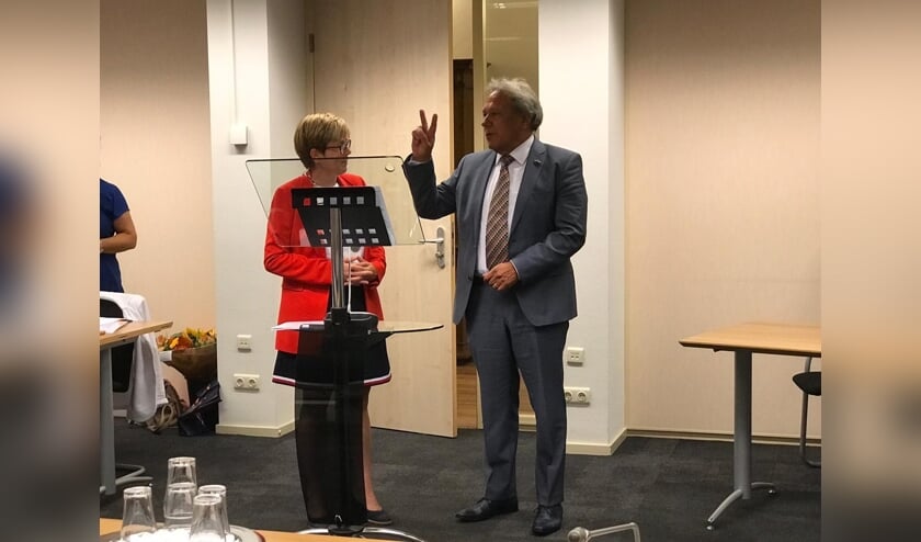 Frank Vrolijk legt de eed af bij burgemeester Miranda de Vries.